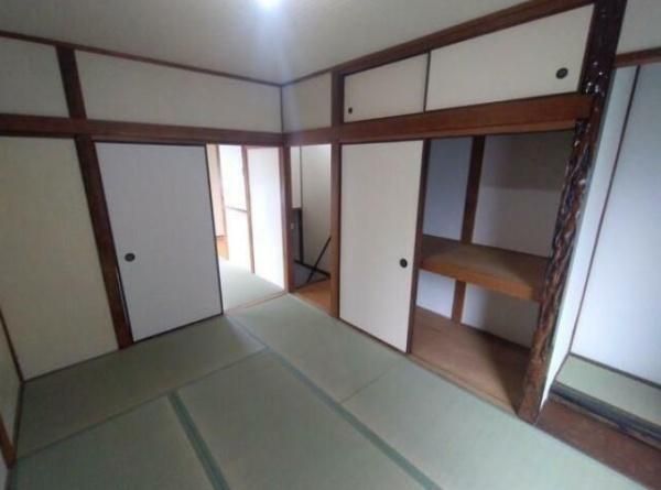2LDK Investment House for Sale in Higashiosaka, Osaka - Thumbnail 2