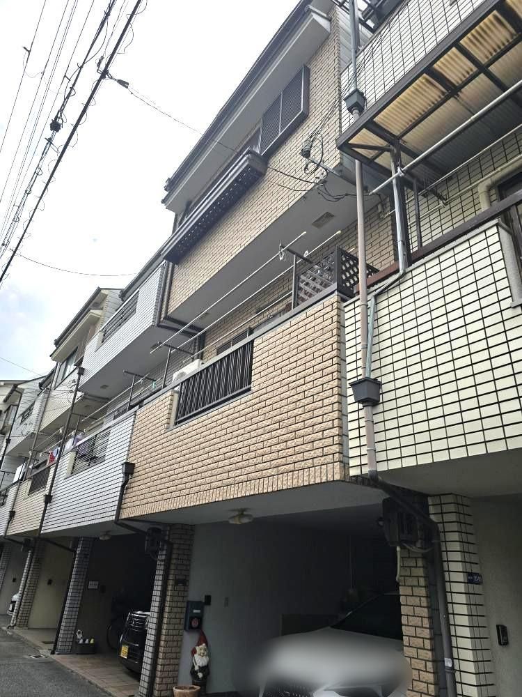 3-Storey Wooden House for Sale near Shinshikiri Station, Higashiosaka - Thumbnail 2