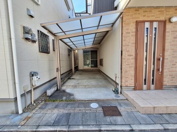 4LDK House for Sale in Higashiosaka with Solar Panels and Modern Amenities - Thumbnail 3