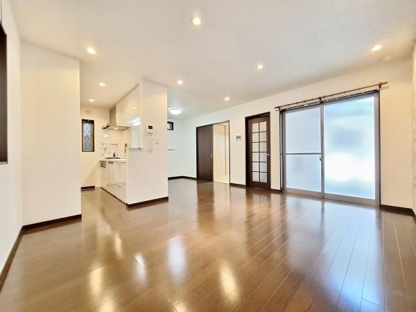 4LDK House for Sale in Higashiosaka with Solar Panels and Modern Amenities - Thumbnail 4