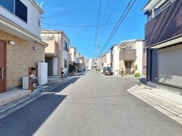 4LDK House for Sale in Higashiosaka with Solar Panels and Modern Amenities - Thumbnail 2