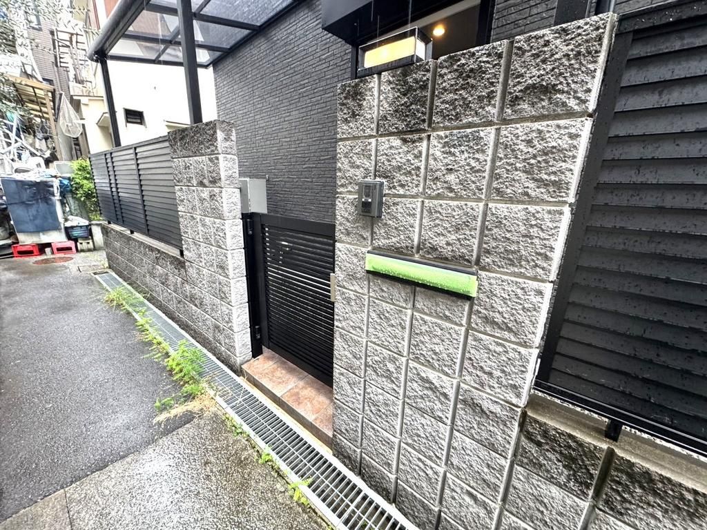 2017-Built 3-Storey Steel House with Shop Potential in Moriguchi - Thumbnail 3