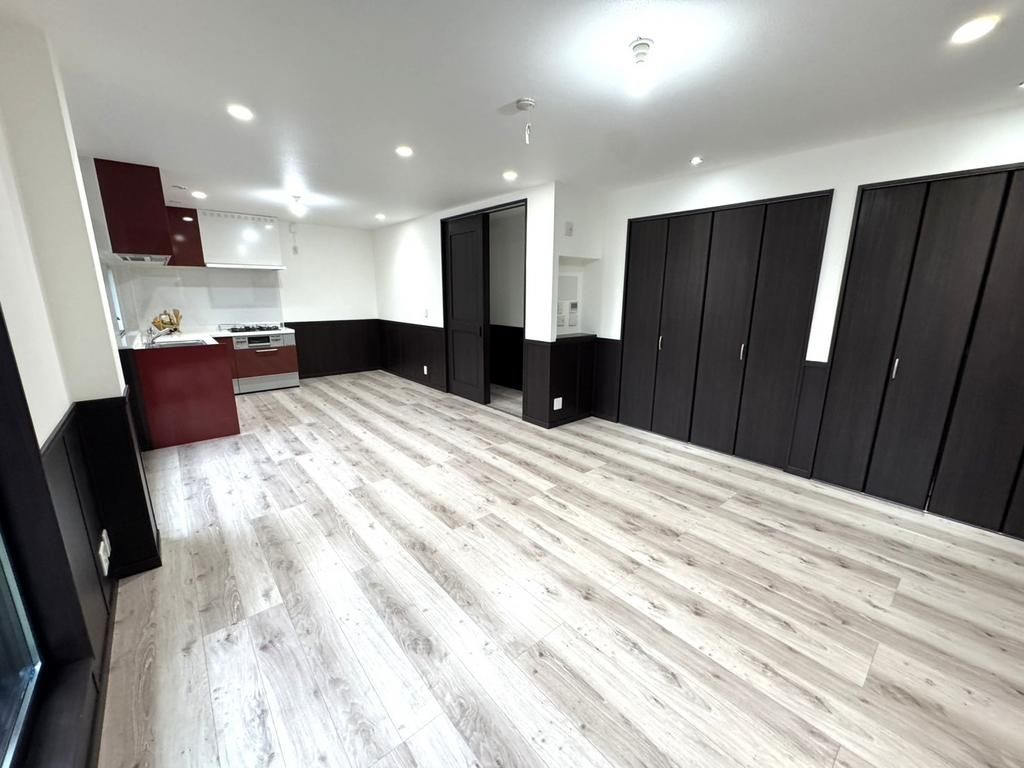 2017-Built 3-Storey Steel House with Shop Potential in Moriguchi - Thumbnail 4