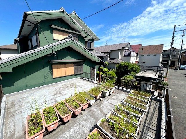7DK Detached House for Sale in Hirakata, Osaka - 220㎡ Land - Thumbnail 2