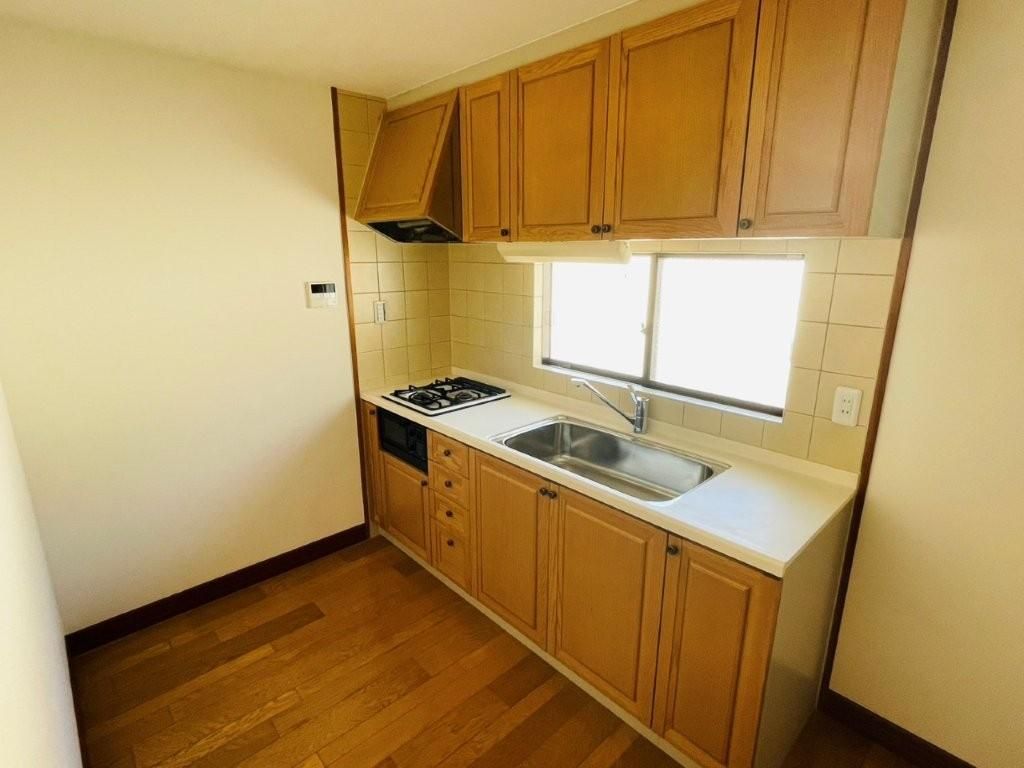 Modern 5-Bedroom House in Kobe's Fujiwaradai | 2025 Renovated - Thumbnail 3