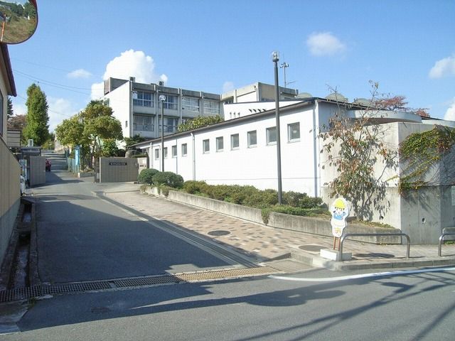 4LDK Detached House for Sale in Hirakata, Osaka - Thumbnail 2