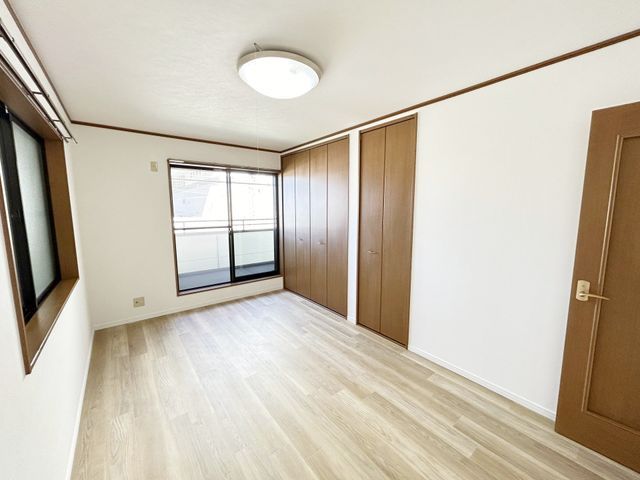 Renovated 3-Story House Near Fukushi Station, Osaka - Thumbnail 3