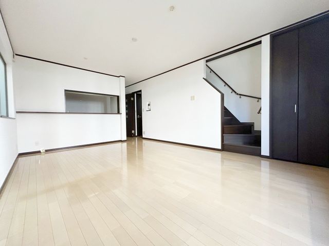 3LDK Detached House for Sale in Nishinari, Osaka - 102 sqm - Thumbnail 2