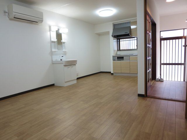Renovated 2LDK House for Sale in Shijonawati, Osaka - Thumbnail 4