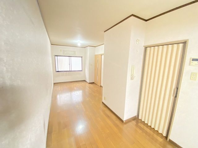 Renovated 2LDK House for Sale in Sakai, Osaka - Near Nakamozu Station - Thumbnail 2