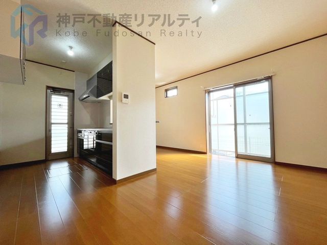 2014-Built 2LDK House with 347sqm Land & 6 Car Parks in Akashi - Thumbnail 4