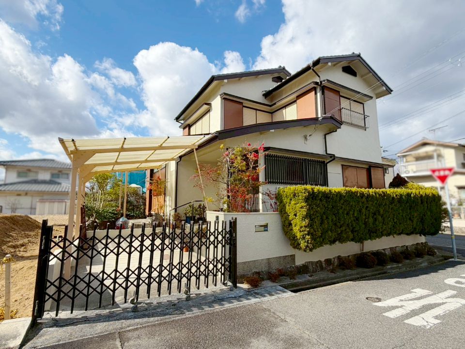 4LDK Corner House with Carport in Kobe's Kita-ku | 1180万 Yen - Thumbnail 2