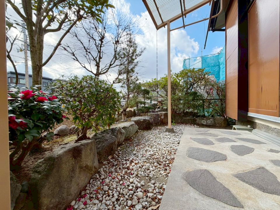 4LDK Corner House with Carport in Kobe's Kita-ku | 1180万 Yen - Thumbnail 3