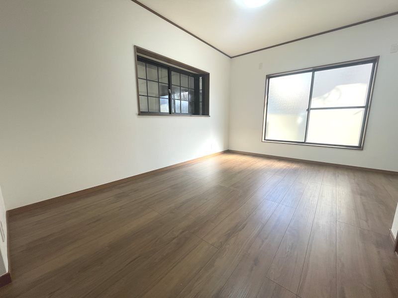 Renovated 4LDK House for Sale in Hirakata, Osaka - Thumbnail 2