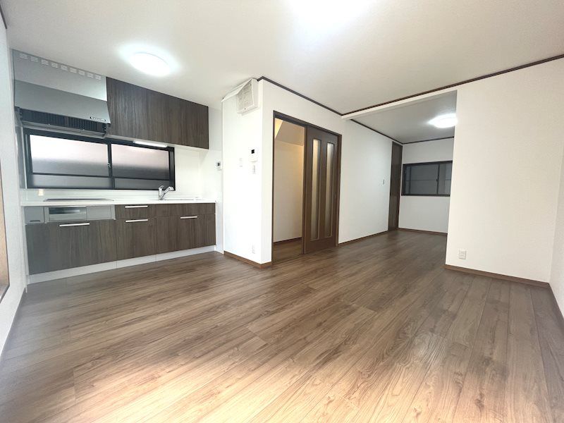 Renovated 4LDK House for Sale in Hirakata, Osaka - Thumbnail 3