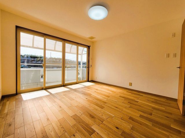 Renovated 2DK House for Sale in Toyonaka, Osaka - Thumbnail 2