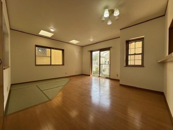 3LDK Detached House for Sale in Hirakata, Osaka - 94.64 sqm - Thumbnail 2