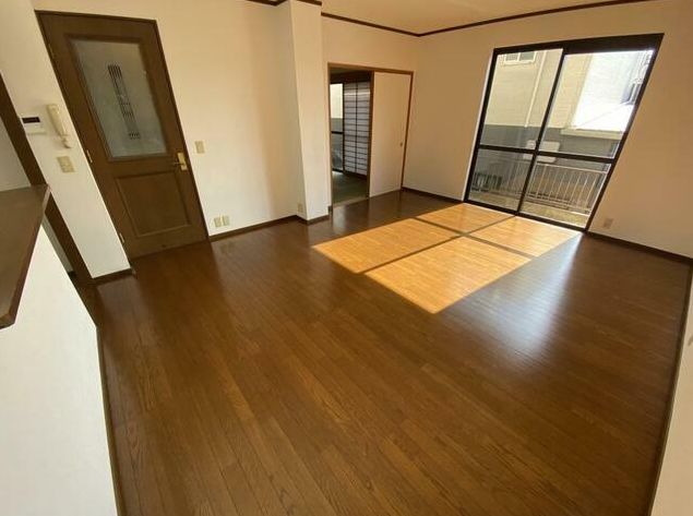 Renovated 4LDK House with Parking in Wakayama City - Thumbnail 3