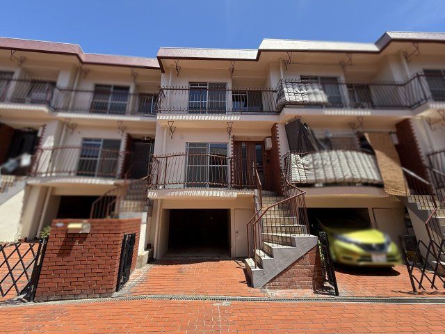 Renovated 4SLDK Terrace House in Kobe's Goshikiyama | 17.8M Yen - Thumbnail 2