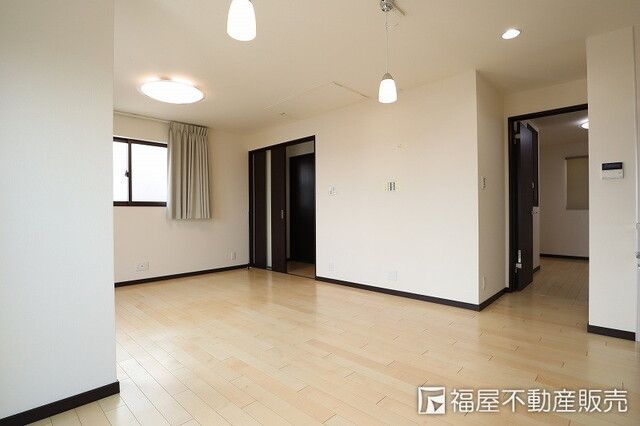 Renovated 2LDK House for Sale in Kobe's Higashinada Ward - Thumbnail 2