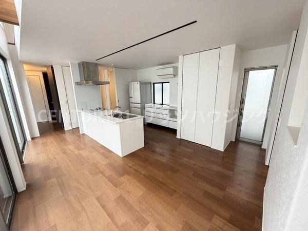 Modern 3LDK House with Wood Stove in Hirakata, Osaka - Thumbnail 3