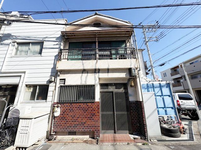 3K Townhouse for Sale in Minato-ku, Osaka Near Osaka Port Station - Thumbnail 2