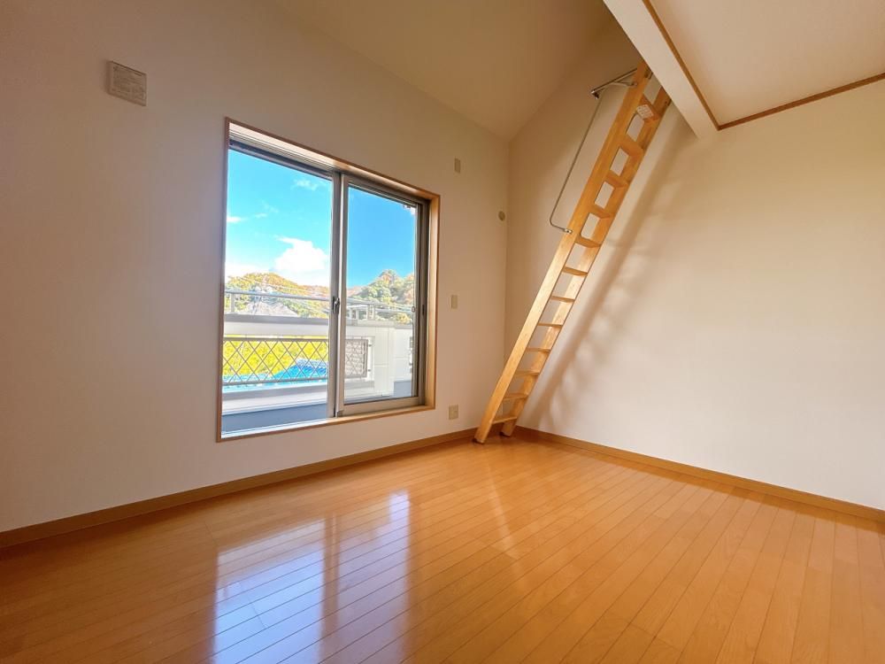 Renovated 4LDK House in Suma, Kobe with 2-Car Garage & Warranty - Thumbnail 3