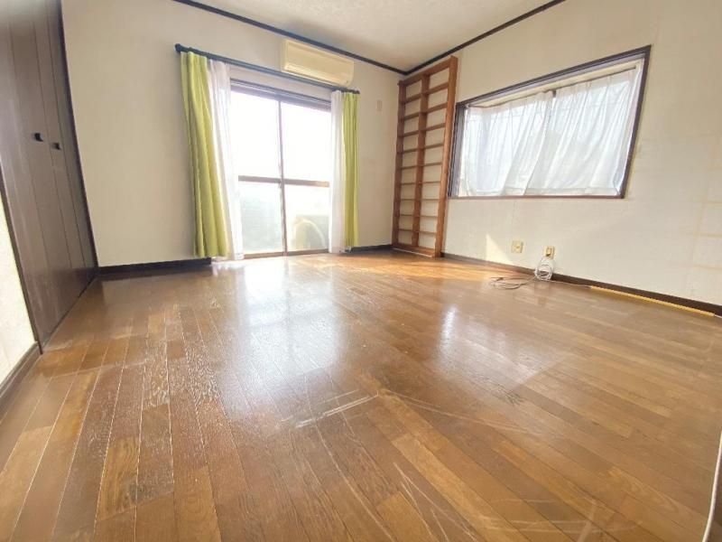 4LDK House for Sale in Kobe's Tarumi Ward with 2 Car Parks - Thumbnail 2