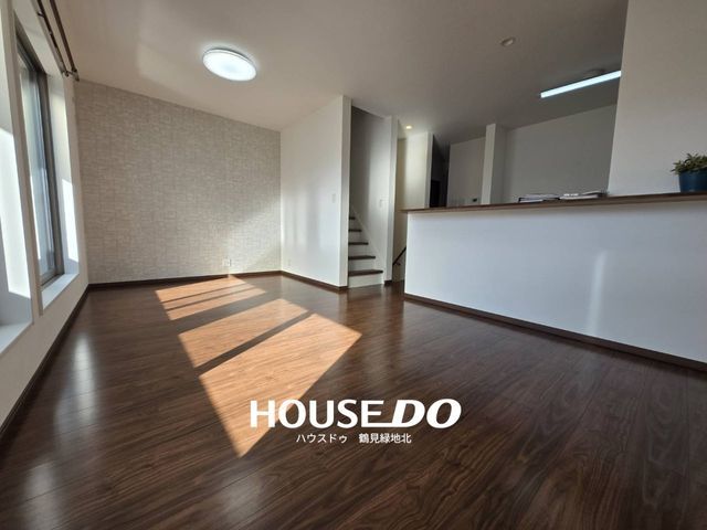 4LDK Corner Lot House with Mountain Views in Osaka Tsurumi - Thumbnail 3