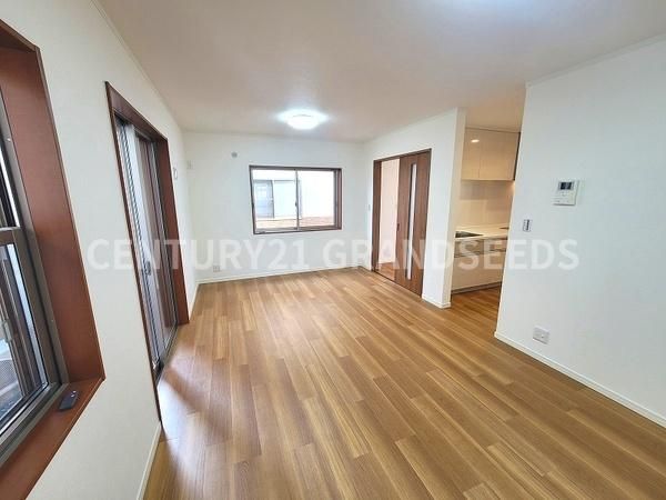 3LDK Renovated House for Sale in Takatsuki, Osaka - Thumbnail 2