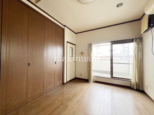 4LDK Wooden House for Sale in Matsubara City, Osaka - Thumbnail 2
