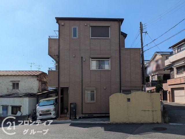 Spacious 4SLDK House in Kobe's Heiwadai | Ideal for Two Families - Image 1