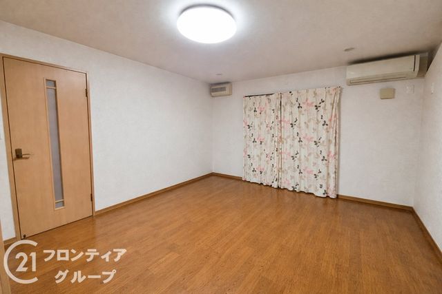 Spacious 4SLDK House in Kobe's Heiwadai | Ideal for Two Families - Thumbnail 4