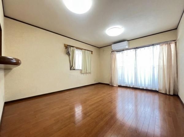 3LDK Family Home with Solar Panels in Kadoma, Osaka - Thumbnail 2