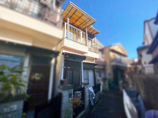 3DK House with South Balcony for Sale near Makino Station, Hirakata - Image 1