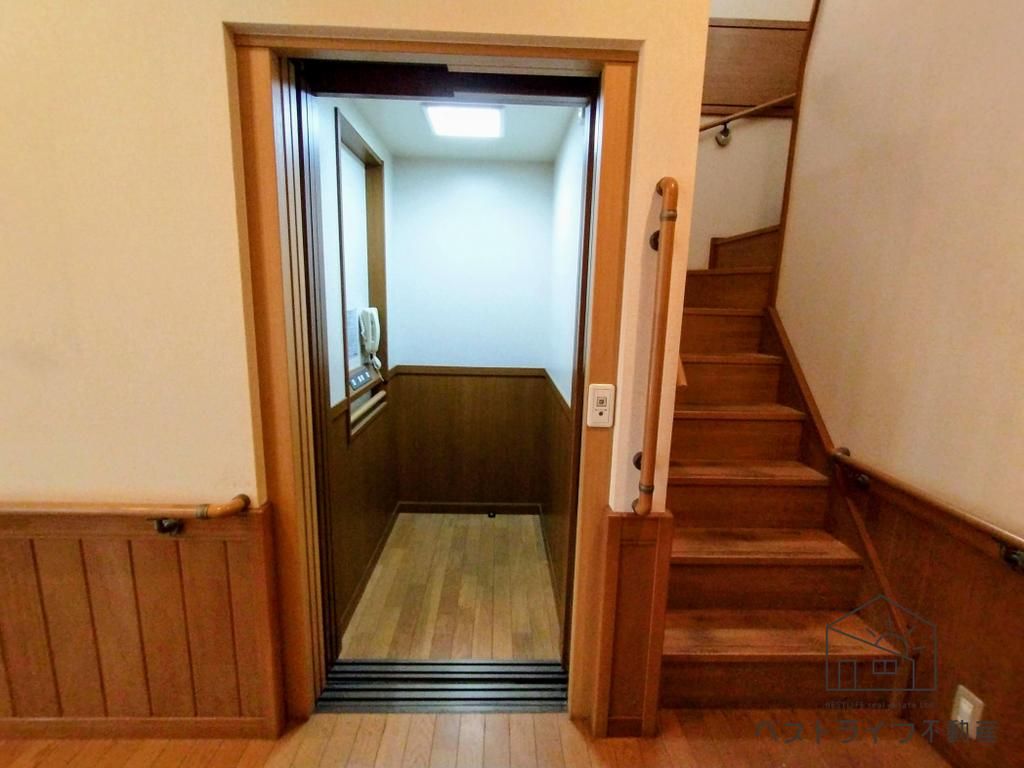 Panahome Home with Elevator & Garage in Daito City, Osaka - Thumbnail 3