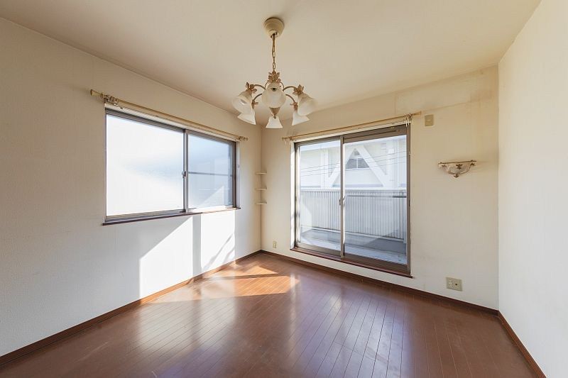 Modern 3-Story House with Rooftop Balcony in Shimamoto, Osaka - Thumbnail 3