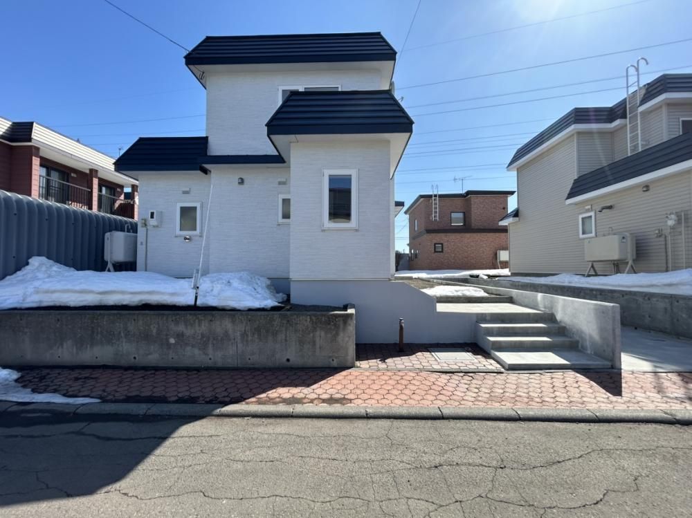 Renovated 4LDK House in Ebetsu, Hokkaido | Near Schools & Shops - Thumbnail 2