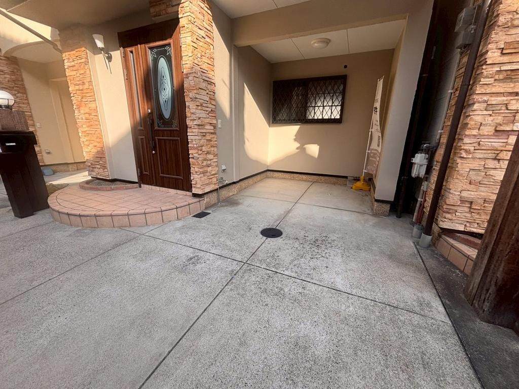 Renovated 4LDK House for Sale in Shijonawate, Osaka - Image 1