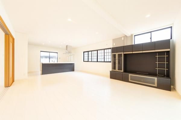 5LDK Steel Frame House with Solar Panels in Oita City - Thumbnail 3