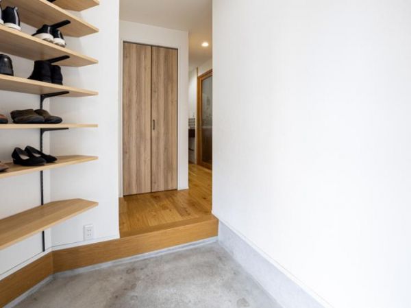 1928 Terraced House with Double-Height Living Room in Osaka - Thumbnail 3