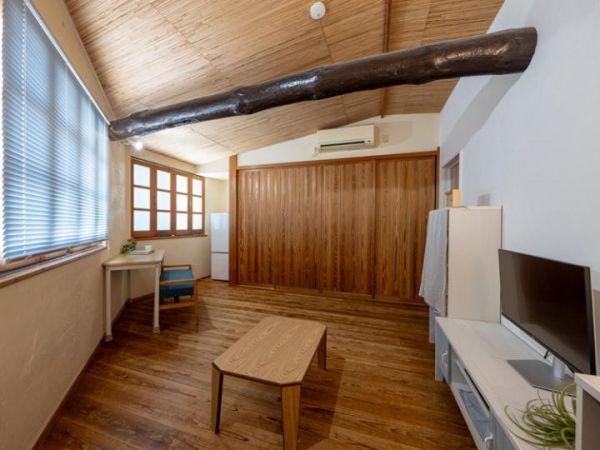 1928 Terraced House with Double-Height Living Room in Osaka - Thumbnail 2
