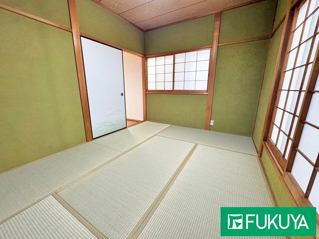 Renovated 4LDK Wooden House Near Kōzenji Station, Hirakata - Thumbnail 3