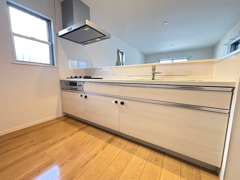 Modern 2-Story House for Sale in Minoh, Osaka - 11 Min Walk to Sakurai Station - Thumbnail 4