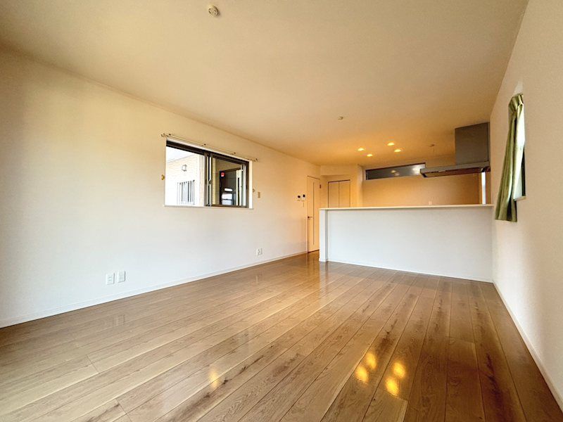 Modern 2-Story House for Sale in Minoh, Osaka - 11 Min Walk to Sakurai Station - Thumbnail 2