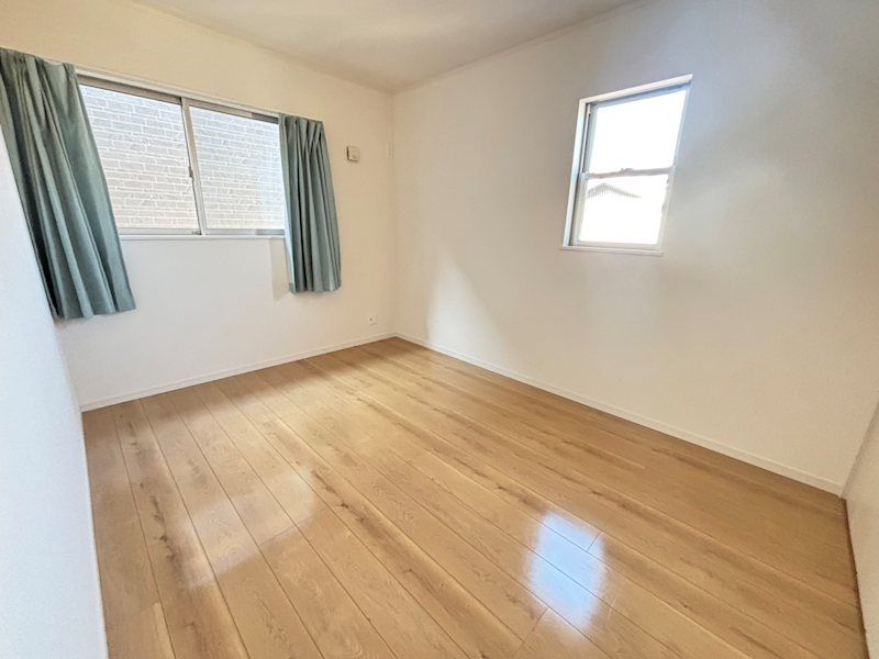 Modern 2-Story House for Sale in Minoh, Osaka - 11 Min Walk to Sakurai Station - Thumbnail 3