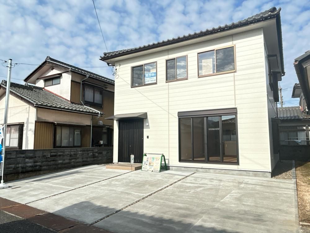 Renovated 4SLDK House in Tsuruga with Seismic Upgrades & Parking - Thumbnail 2