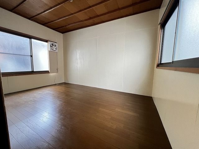 2K Terrace House for Sale in Osaka Nishi-Yodogawa, Near Tsukamoto Station - Thumbnail 3