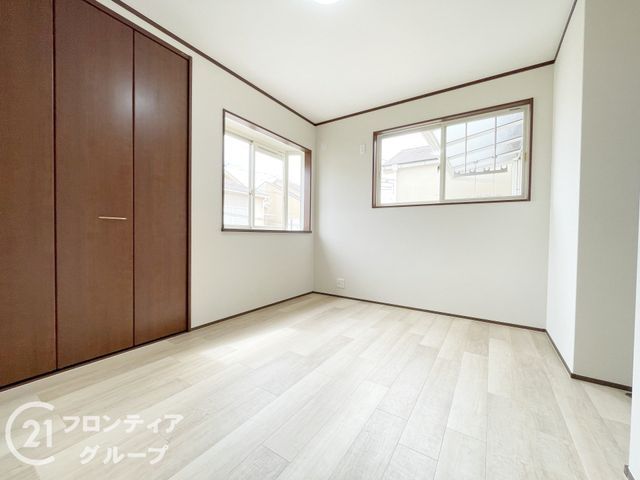 5LDK Renovated Family House for Sale in Hirakata, Osaka - Thumbnail 2