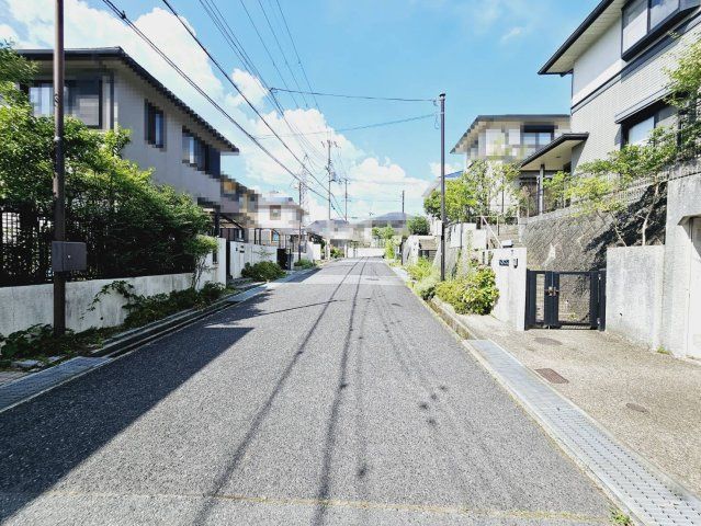5LDK Detached House with Garden near Hanayama Station, Kobe - Thumbnail 2